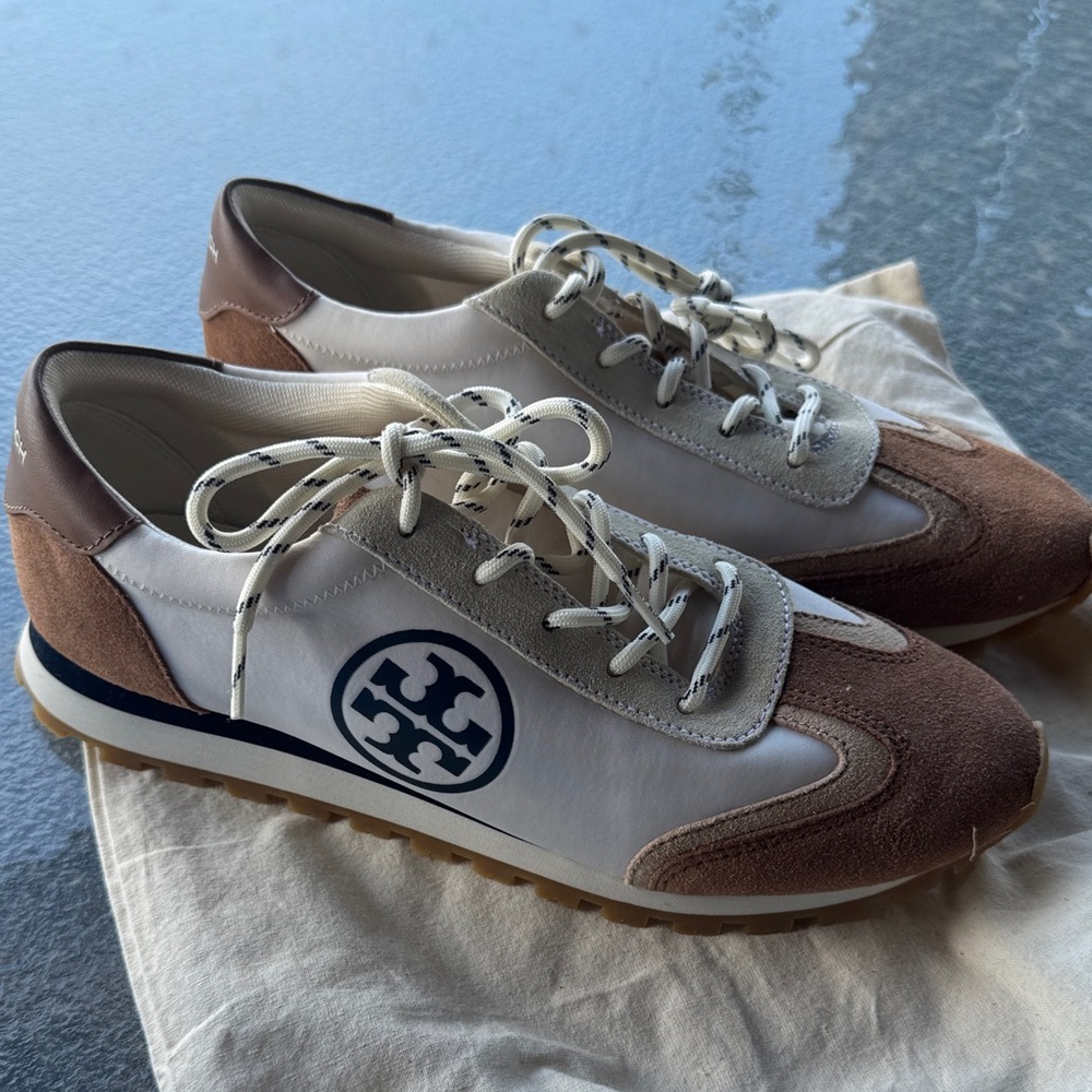 Tory Burch women’s White and Tan miller cloud bourbon Sz. 9m